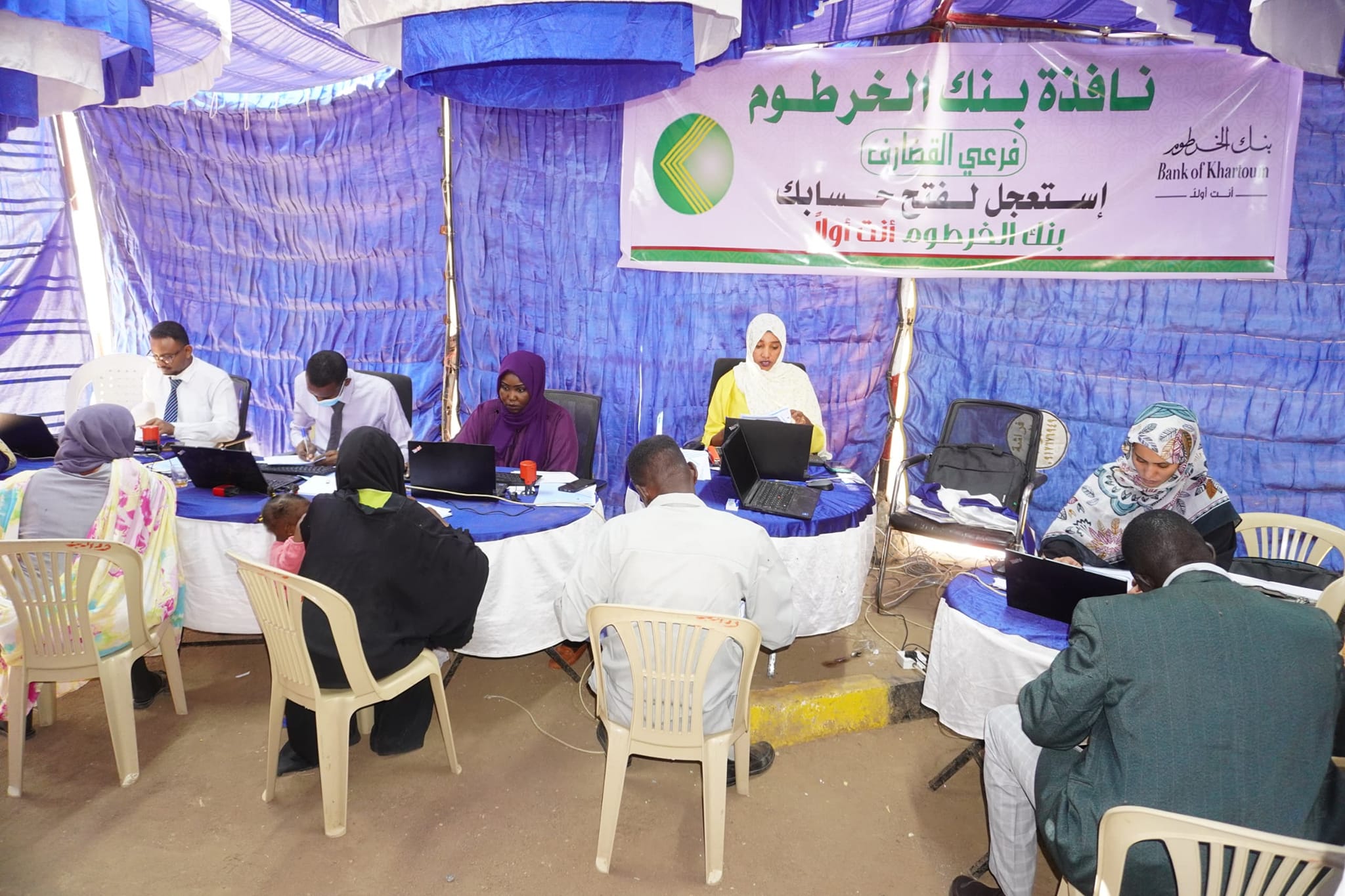 نوافذ متنقلة لتسهيل استبدال العملة وفتح الحسابات البنكية